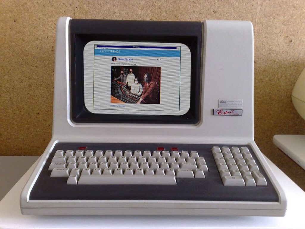 Imagem de divulgação do site OK Human. O site é disposto em um computador antigo.