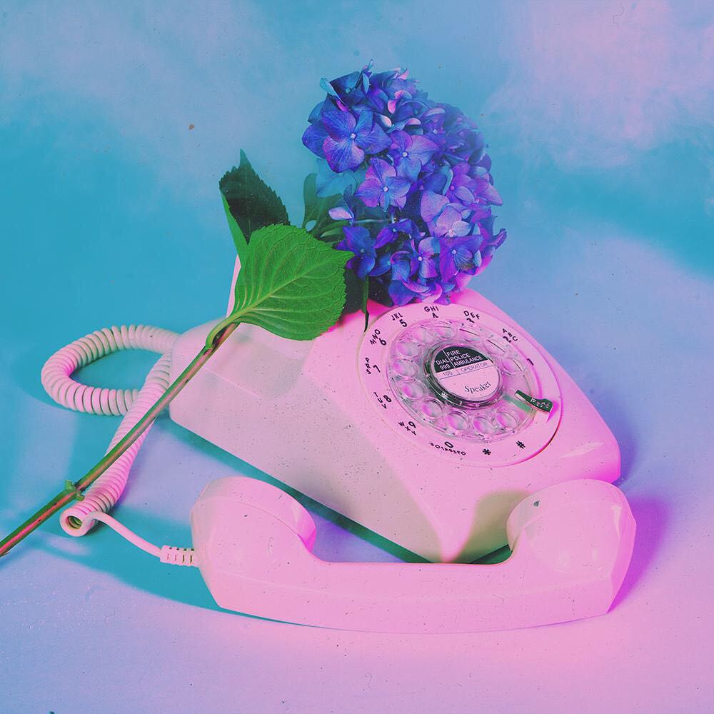 elementos com luzes predominantemente rosa e azul.