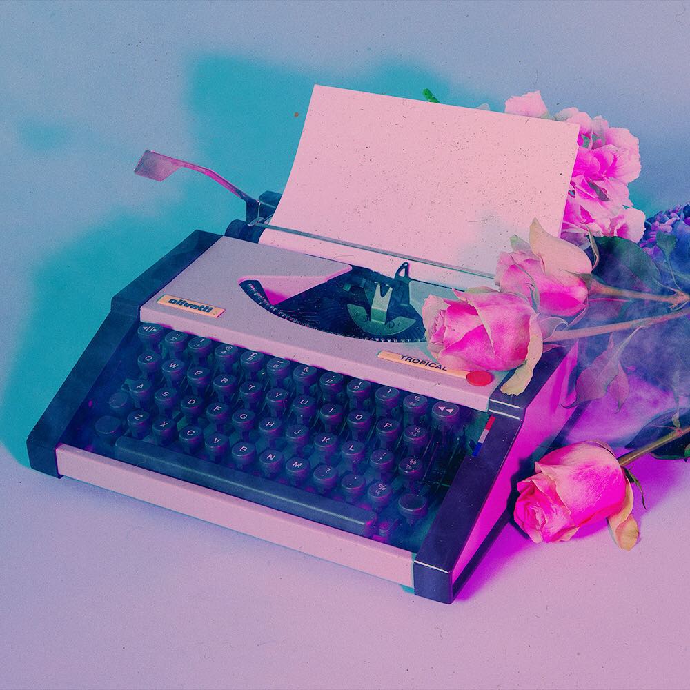 elementos da banda the 1975 com luzes predominantemente rosa e azul.