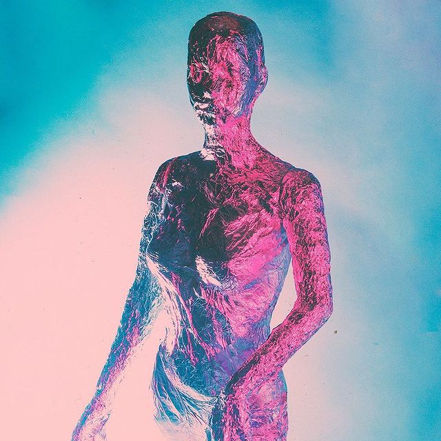 elementos com luzes predominantemente rosa e azul.