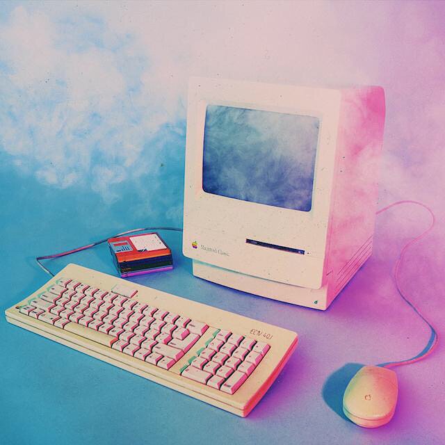 elementos com luzes predominantemente rosa e azul.