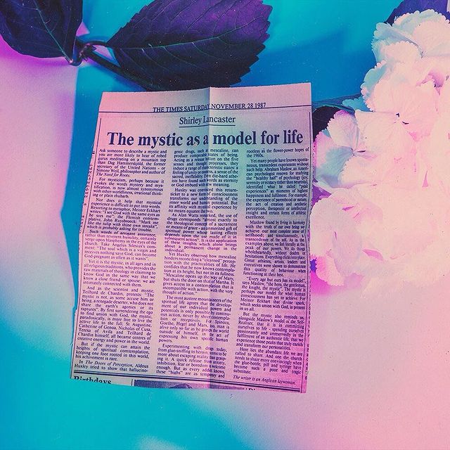 elementos com luzes predominantemente rosa e azul.