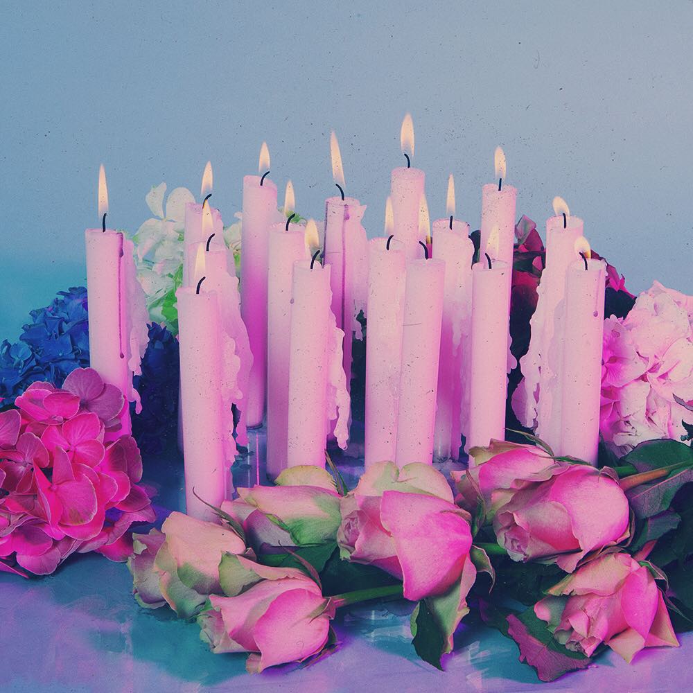 elementos com luzes predominantemente rosa e azul.