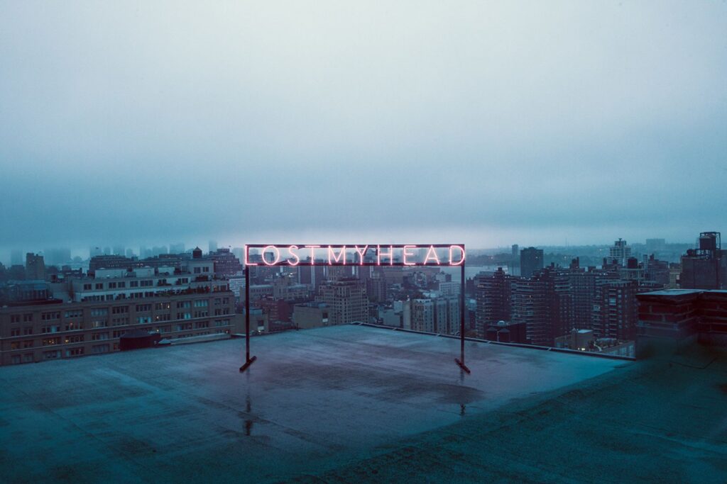 sinal neon utilizado pela banda the 1975 para divulgar seu segundo álbum de estúdio. neon rosa em uma localidade desconhecida.