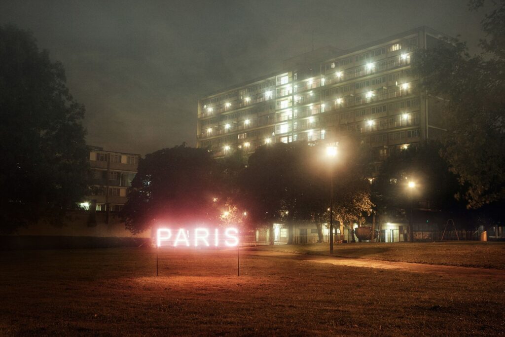 sinal neon utilizado pela banda the 1975 para divulgar seu segundo álbum de estúdio. neon rosa em uma localidade desconhecida.