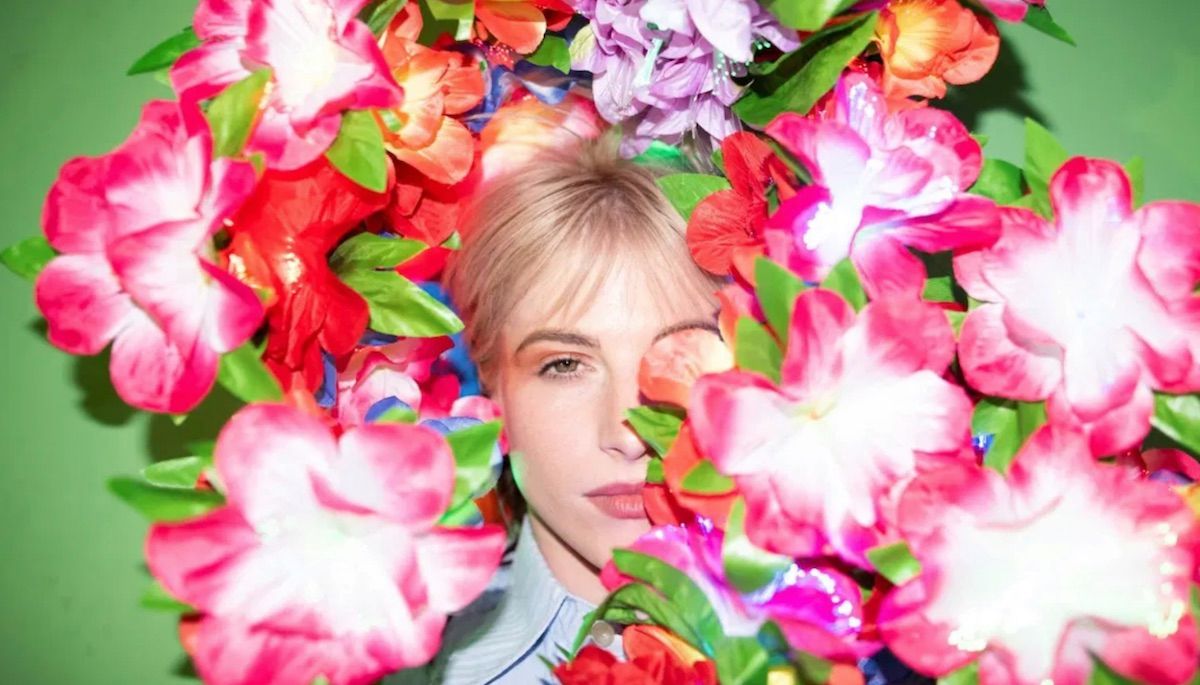 Crítica Hayley Williams, "FLOWERS for VASES / descansos"