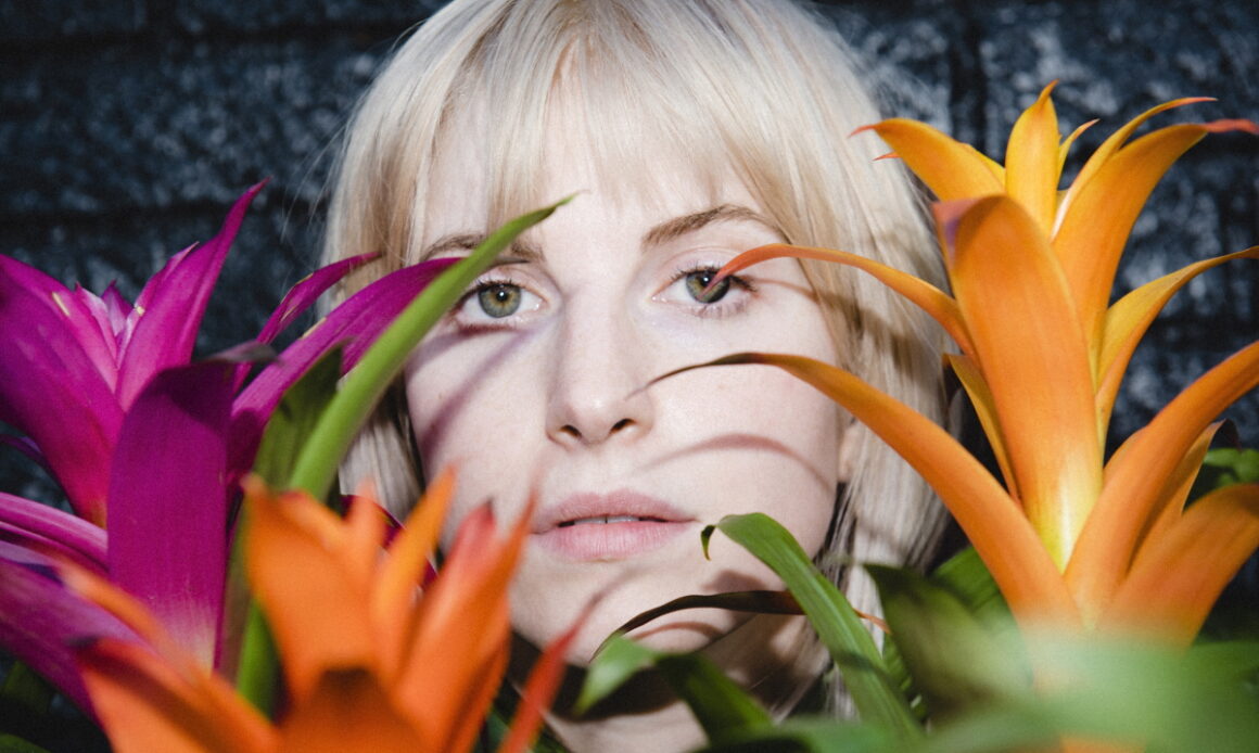 Crítica Hayley Williams, "FLOWERS for VASES / descansos"