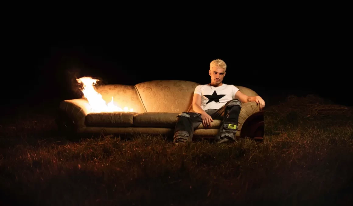 Jão por Gabriel Vorbon em ensaio para seu terceiro álbum "SUPER"