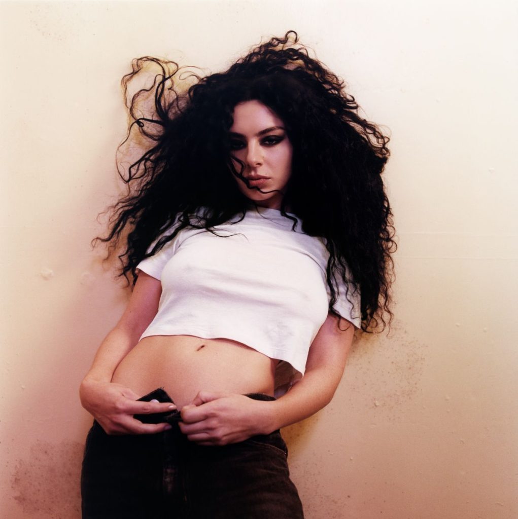 O atributo alt desta imagem está vazio. O nome do arquivo é charli-xcx-brat-3-1021x1024.jpeg